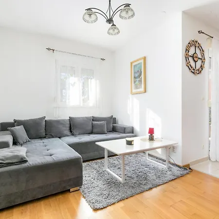 With Parking Space - 23910 Appartement Trogir