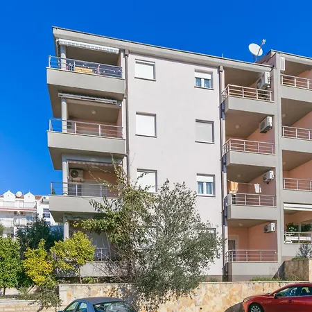 Apartman With Parking Space - 23910 Trogir